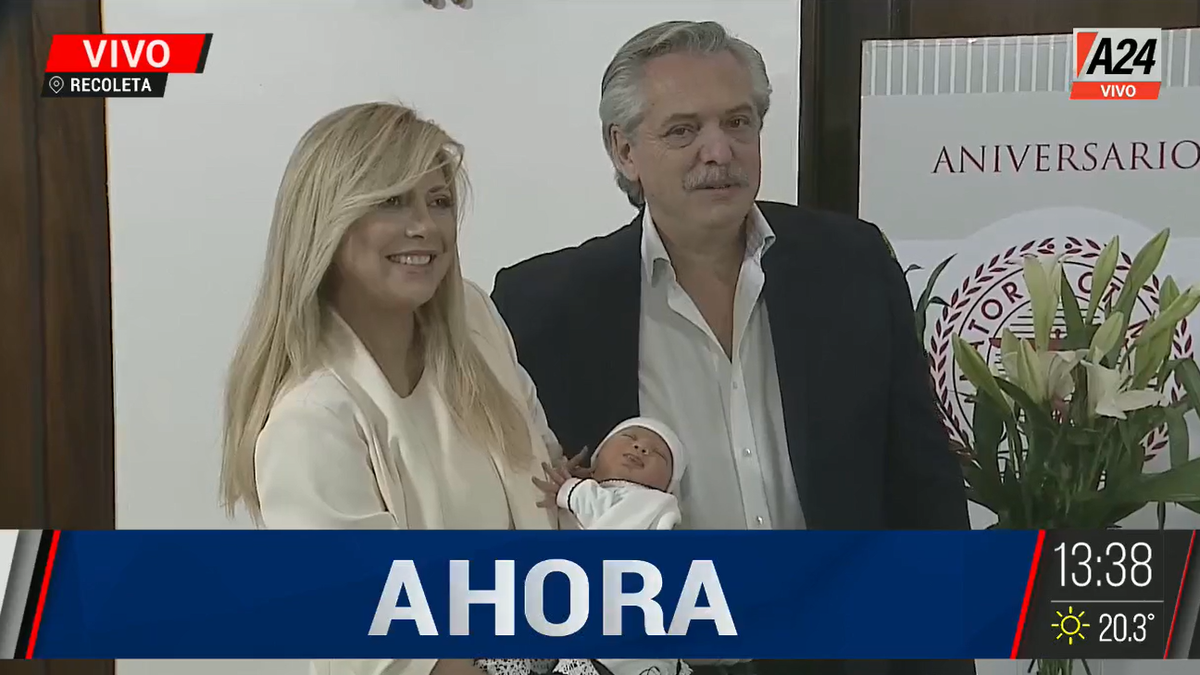 El Presidente y la primera dama salen del Sanatorio Otamendi con Francisco en brazos. (Foto: captura de pantalla)