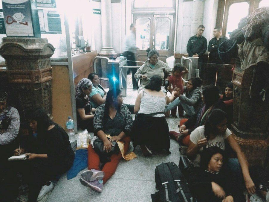 Mujeres indígenas autoconvocadas ocupan pacíficamente el ministerio del Interior