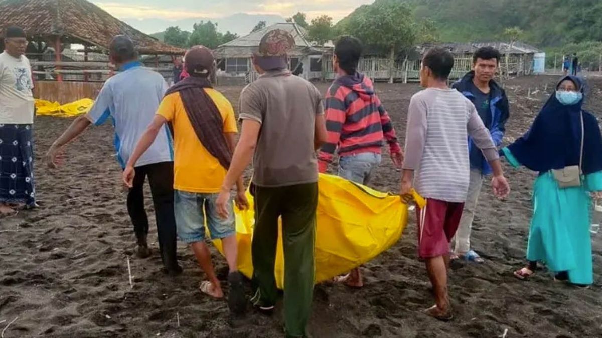 Realizaban un rito en una playa cuando una ola los sorprendió y terminó con la vida de 24 personas. (Foto: Twitter)