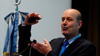 Federico Sturzenegger dio detalles de cómo se implementará el aumento del límite en dólares para compras en el exterior