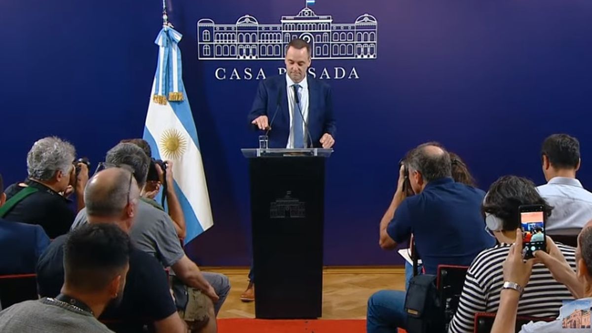 Botón muteador para periodistas: el plan de Manuel Adorni para implementar en las conferencias de prensa