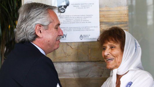 Alberto restituyó una placa recordatoria del hijo de Taty Almeida que había sido vandalizada en el IGN