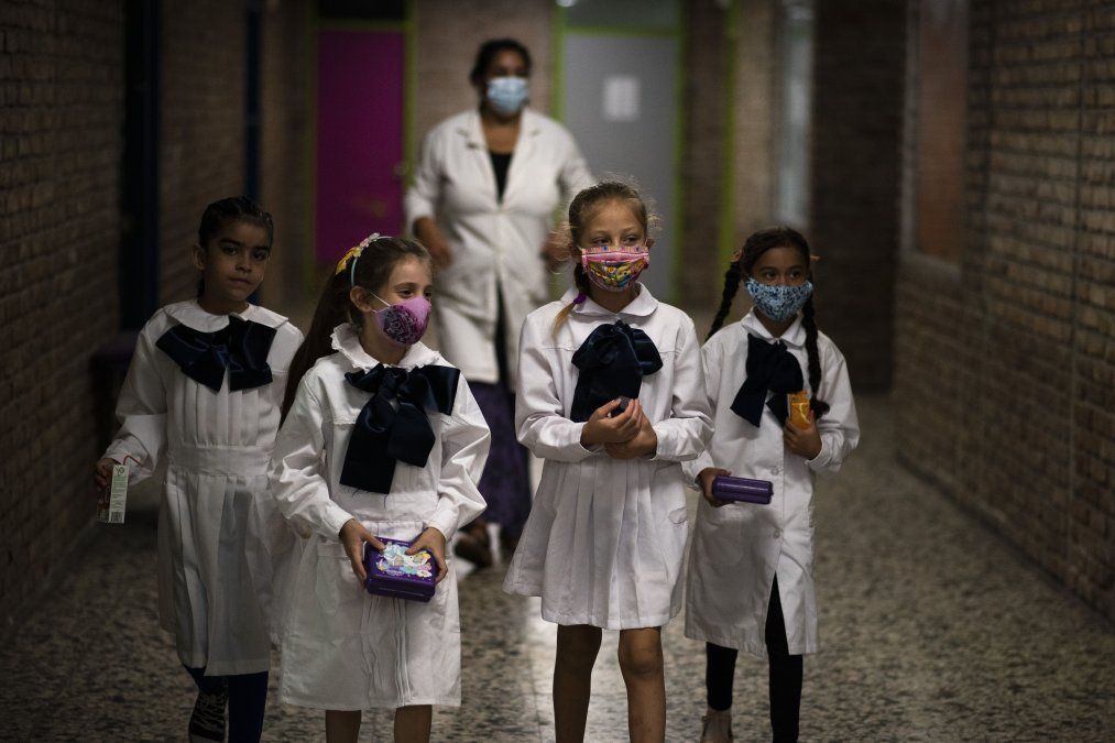 Uruguay deja la obligatoriedad de las clases presenciales por el aumento de casos de COVID-19 (Foto: AP).