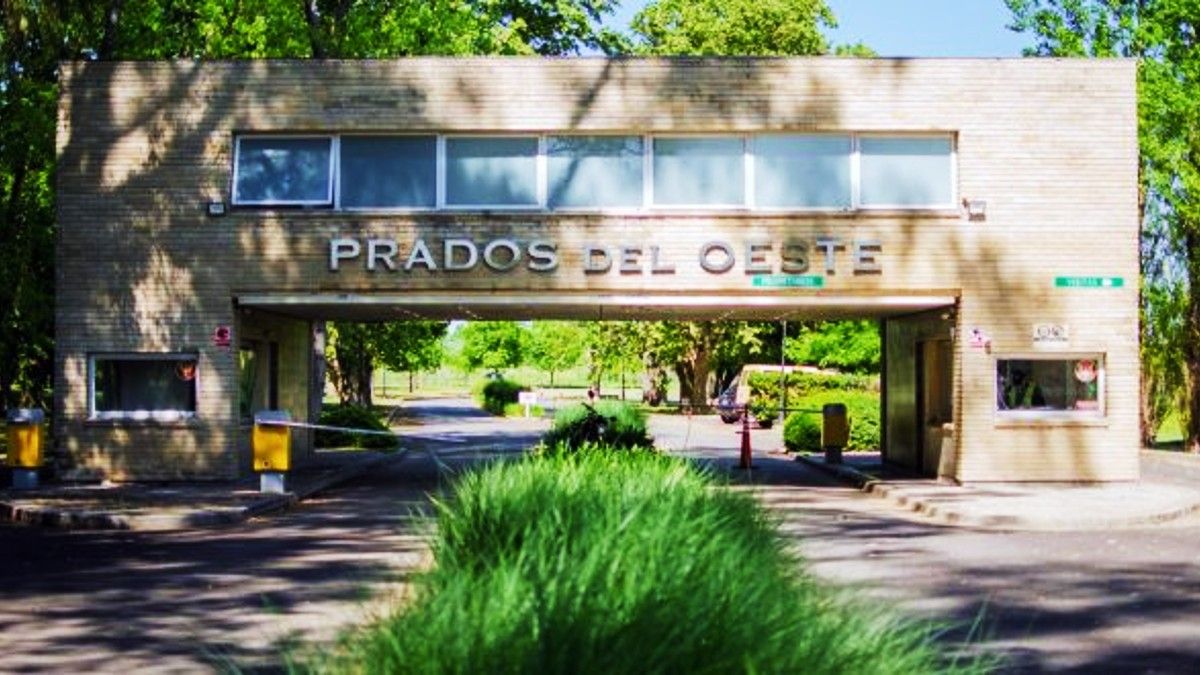 Ola de robos en countries: ladrones armados se llevaron dinero de una casa en Prados del Oeste.