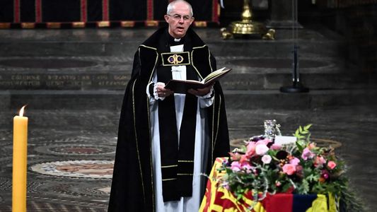 El escándalo que hizo renunciar al arzobispo de Canterbury en el Reino Unido