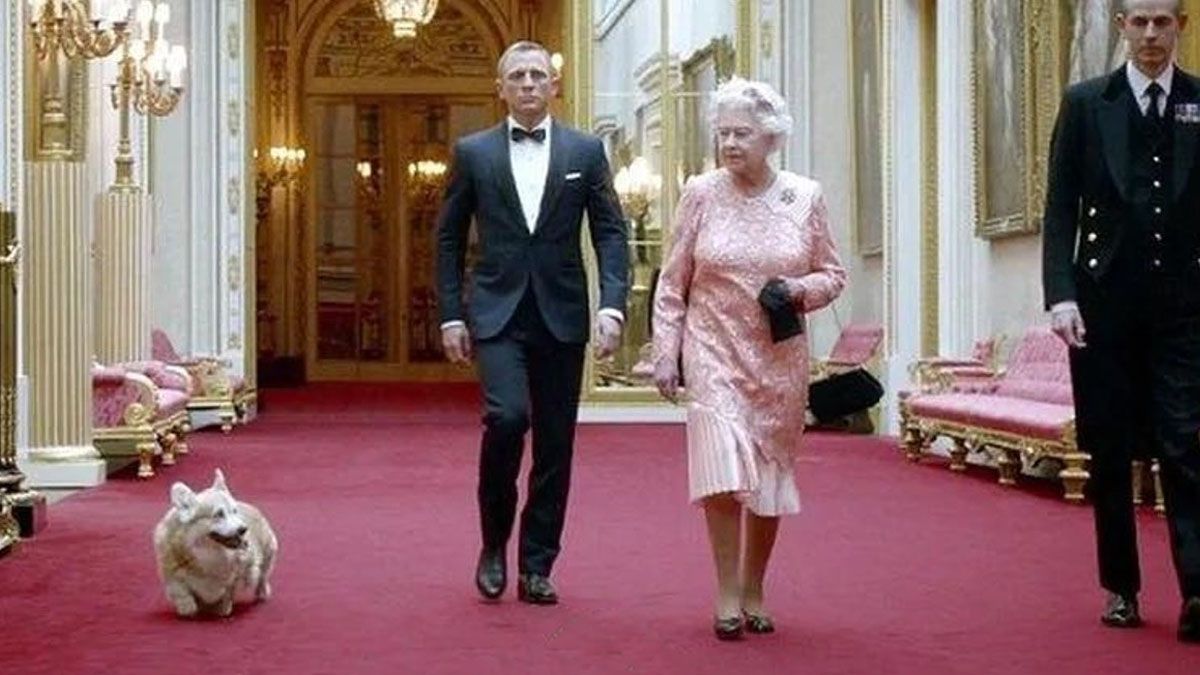 la reina Isabel II eligió sus líneas para hablar con James Bond en la apertura de los Juegos Olímpicos Londres (2012) (Foto: Archivo)