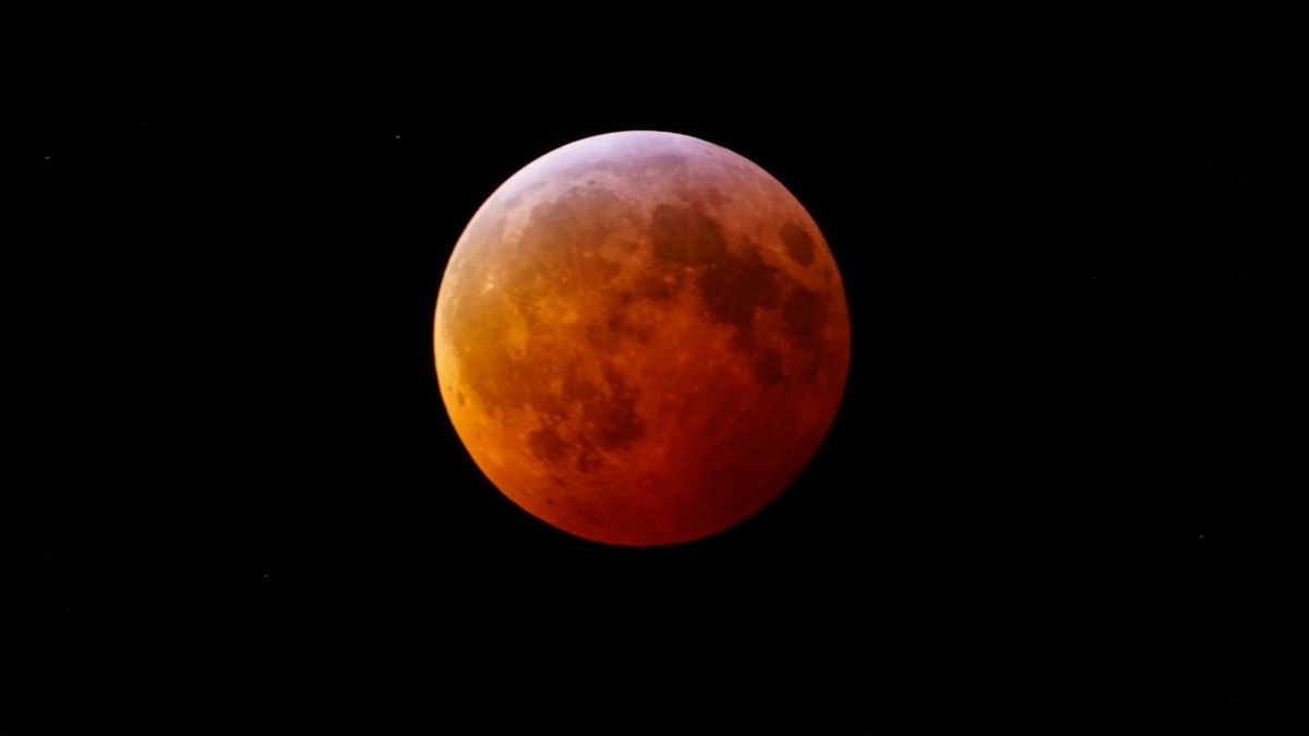 Las lunas llenas nos iluminan; los eclipses nos transforman. Foto: astrolog&iacute;a, internet.