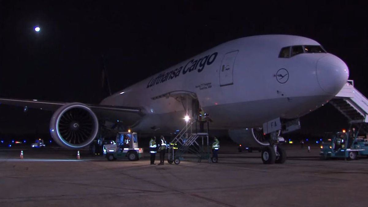 El avión con las poco más de 800 mil dosis arribaron durante la medianoche a Ezeiza (Foto: Télam).
