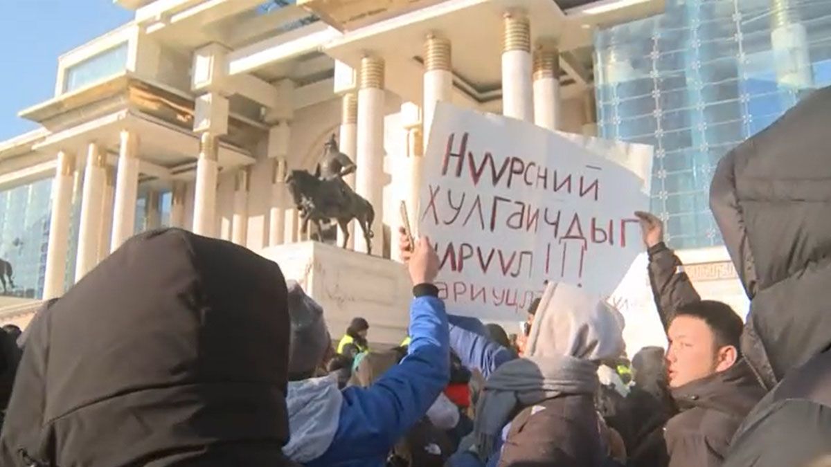 Miles de personas intentaron tomar el parlamento de Mongolia en protesta por la corrupción y la inflación (Foto: AP)