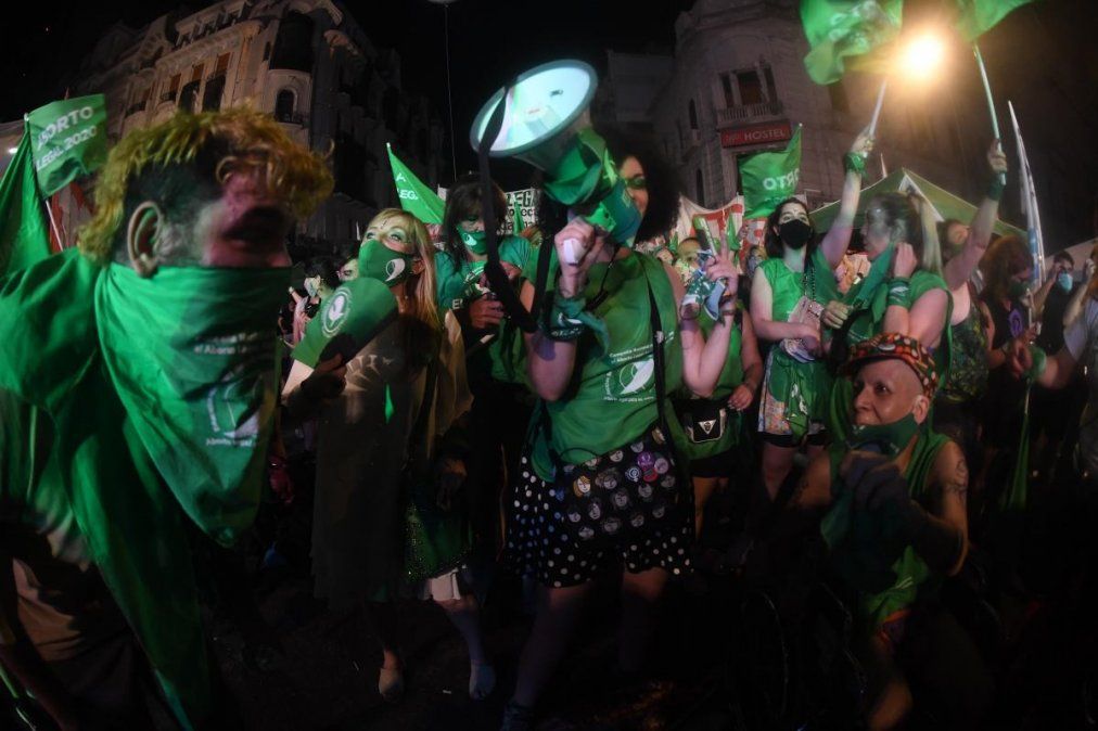 Festejos en las inmediaciones del Congreso por la legalización del aborto