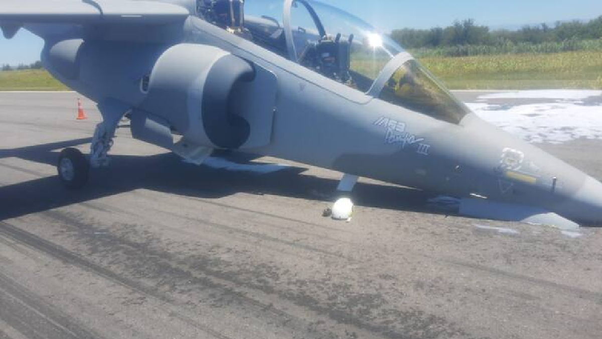 Un avión de la Fuerza Aérea aterrizó de emergencia por un desperfecto. (Foto: X)
