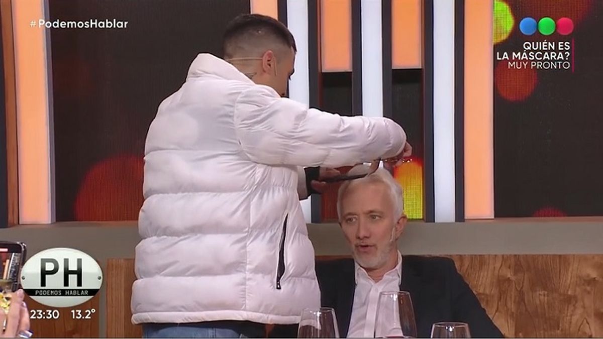 Andy Kusnetzoff bajo las tijeras de Markito Navaja anoche en PH Podemos Hablar (Telefe).&nbsp;