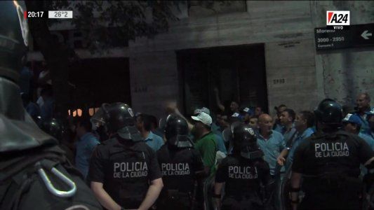 Principio de acuerdo en la UTA: los manifestantes y Roberto Fernández abandonaron el edificio