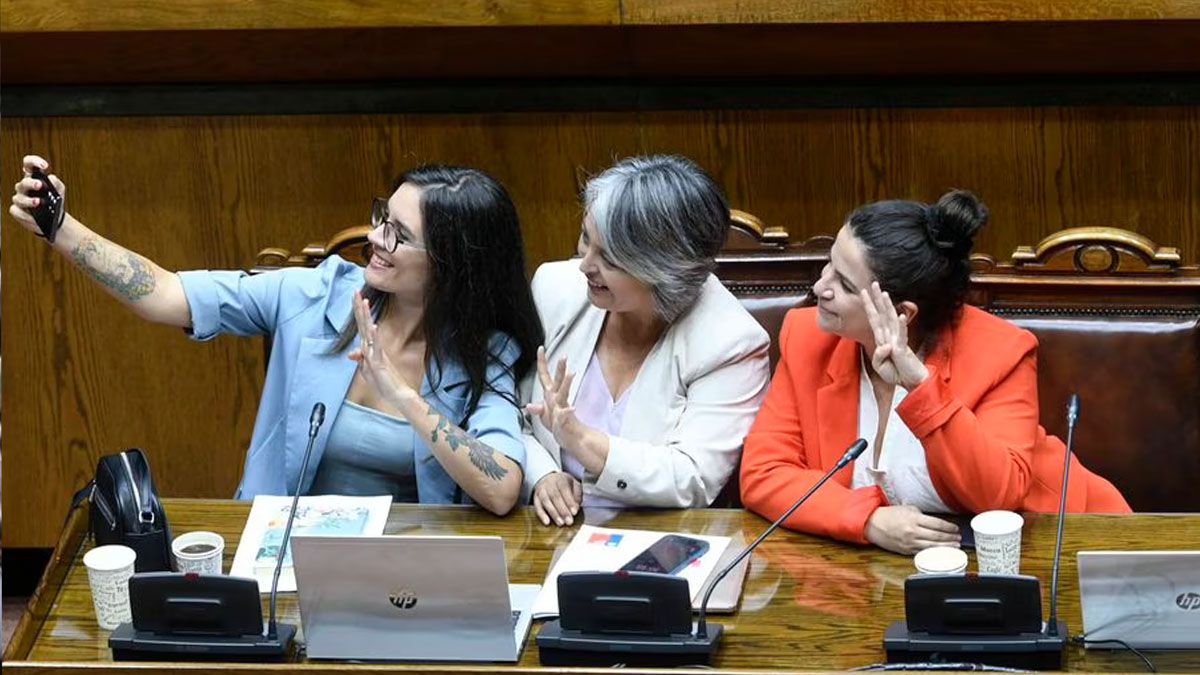 Ministras Camila Vallejo (vocera del gobierno), Jeannette Jara (ministra de Trabajo) y Antonia Orellana (ministra de la Mujer e igualdad de g&eacute;nero) saludan haciendo "4" con sus dedos, por la reducci&oacute;n a las 40 horas de la semana laboral (Foto: Gentileza La tercera)