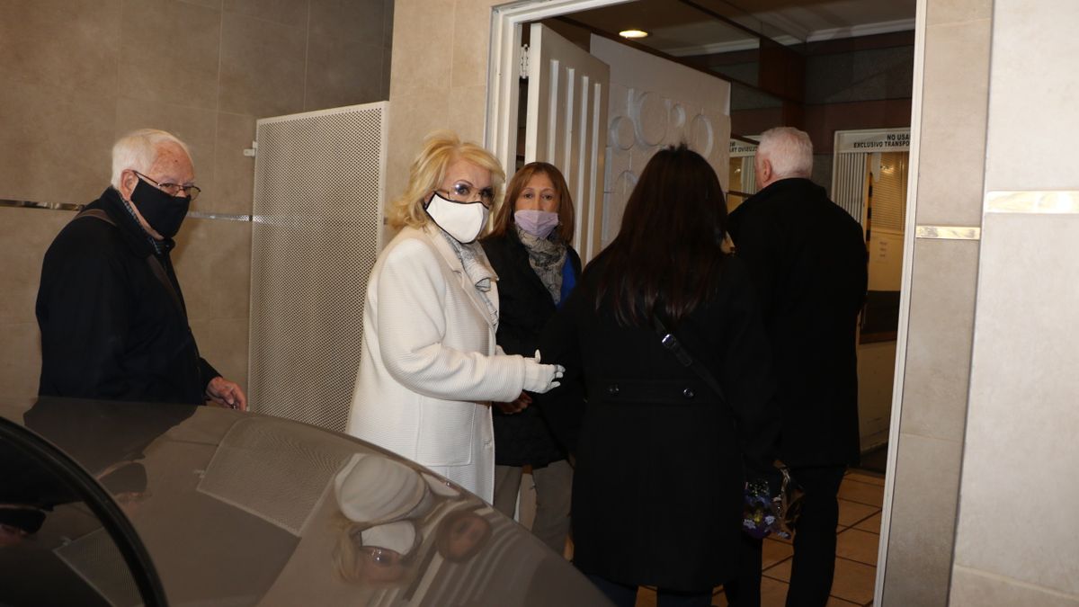 Siempre Impecable. Con tapado, guantes y tapaboca color manteca, Mirtha Legrand fue una de las primeras en llegar al velatorio familiar de Nelly Trenti.&nbsp;