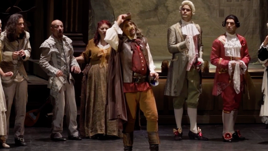 Gabriel Goity y un numeroso elenco, en Cyrano, en el teatro San Martín