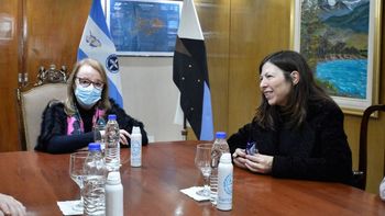 La gobernadora de Santa Cruz, Alicia Kirchner, recibió a la ministra Silvina Batakis en su último día al frente del Palacio de Hacienda. La gobernadora de Santa Cruz, Alicia Kirchner, recibió a la ministra Silvina Batakis en su último día al frente del Palacio de Hacienda.