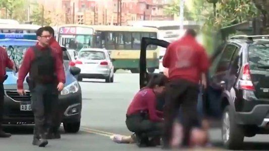 Un limpiavidrios intentó robarle a un conductor y lo apuñaló