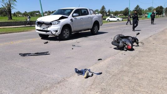 Trágico accidente en La Plata: manejaba una moto con sus dos hijas pequeñas y fue chocado por una camioneta