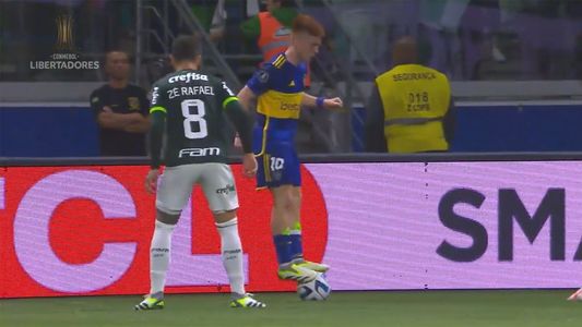 Un jugador de Boca casi le pega una patada a Barco por pararse arriba de la pelota en el duelo ante Palmeiras