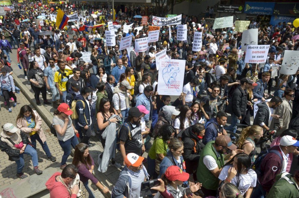 Decretan el toque de queda en toda la ciudad de Bogotá tras los disturbios por el paro nacional