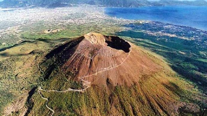 Un turista se sacó una selfie en la cornisa del Monte Vesubio y cayó dentro del volcán: el vertiginoso desenlace