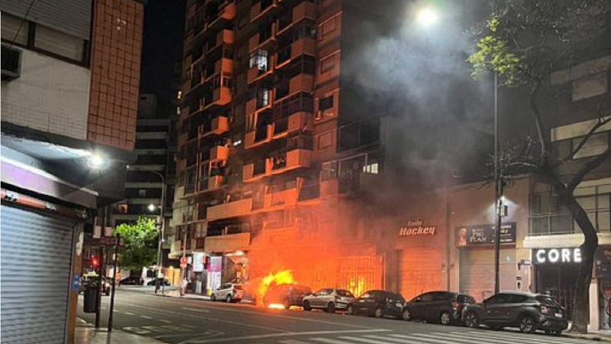 Quemacoches: incendiaron tres autos y contenedores en Palermo este lunes por la noche en Palermo (Foto: NA).