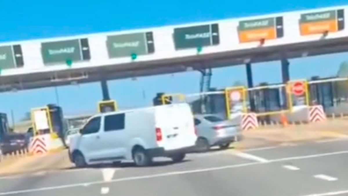 Grabaron una fuerte pelea que se volvió viral entre dos autos a toda velocidad en plena autopista en Buenos Aires