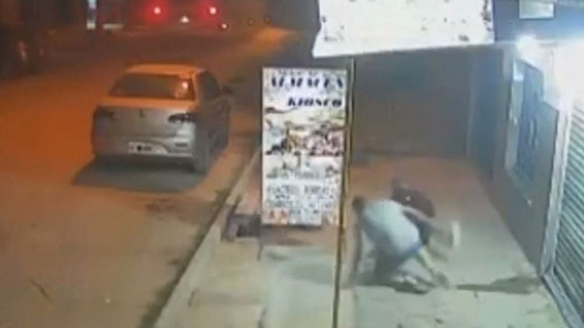 La víctima y su pareja salieron de un festejo cuando fueron abordados por dos hombres armados. (Foto: captura de video)