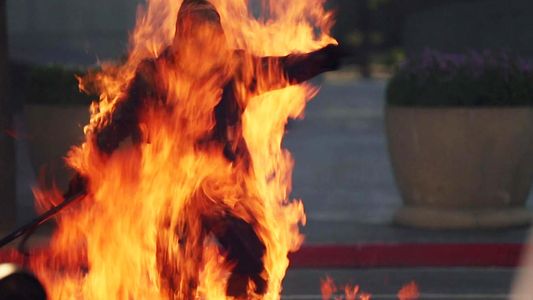 Video: su novio no le perdonó una infidelidad y ella se quemó viva