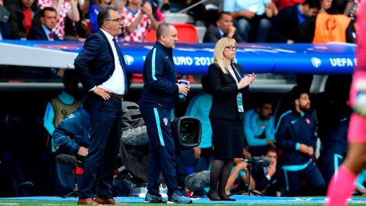 Tía Iva, la primera mujer que se sienta en el banco de suplentes en un Mundial