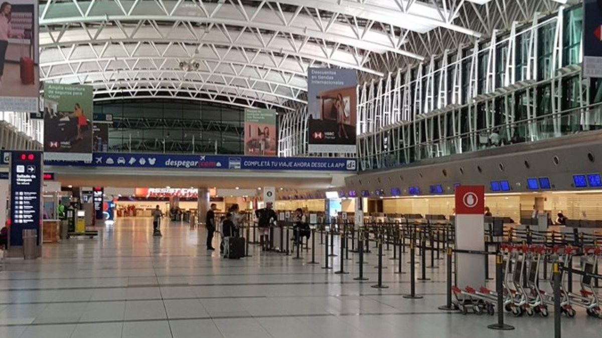 Argentina redujo un 70% el cupo de pasajeros internacionales que pueden ingresar al país diariamente (Foto: Telam).