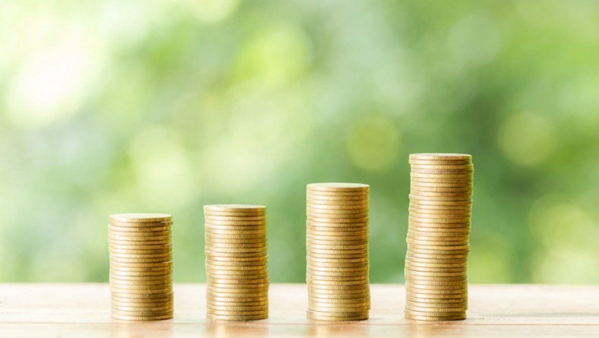 El staking de criptomonedas se trata de un proceso similar a tener una cuenta de ahorros y percibir intereses por los fondos.