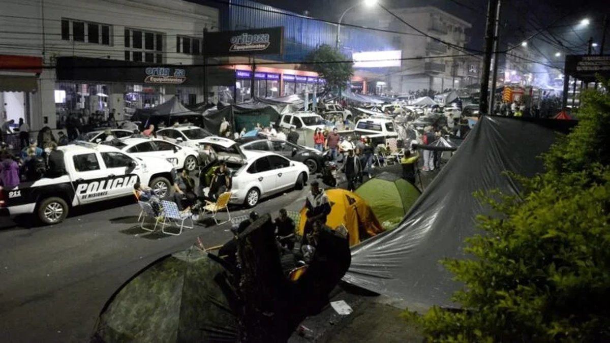 Octavo día de acampe policial en Misiones por reclamos salariales. (Foto: Misiones Online)