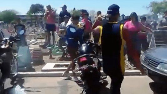 Video: tiros, robos y saqueo en medio de un cementerio en Lomas de Zamora