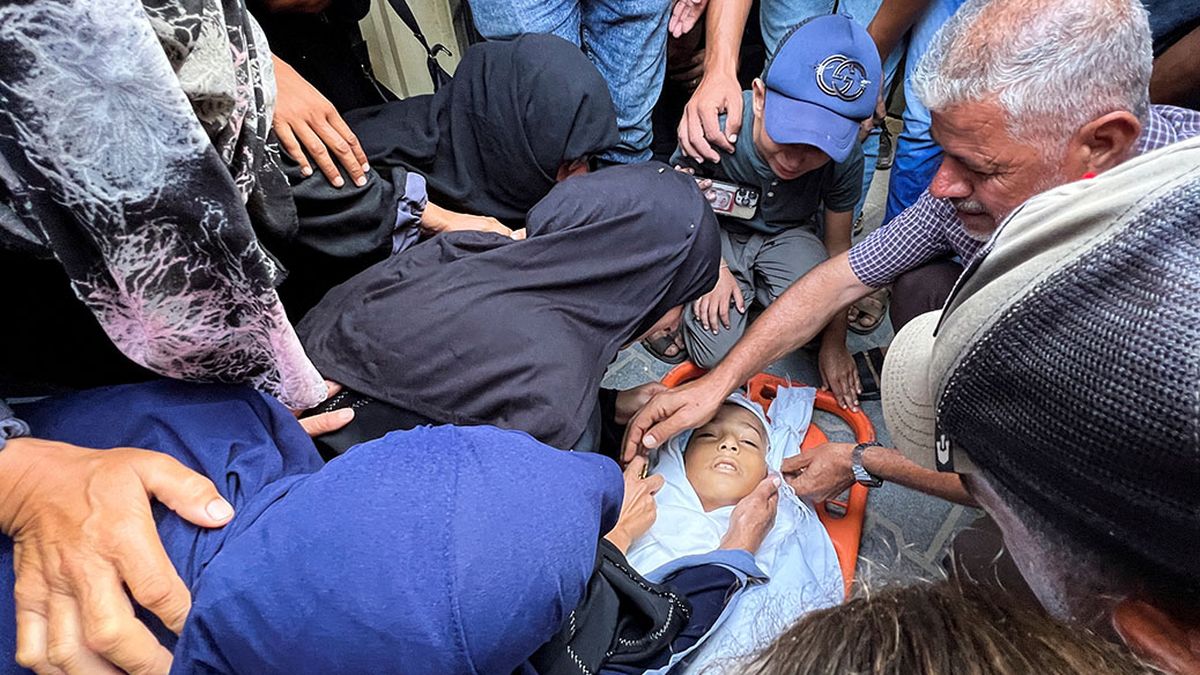 Una niña, entre los heridos en el ataque al hospital Nasser del sur de la Franja de Gaza. (Foto:Reuters)