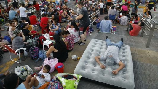 Los piqueteros levantaron el acampe en la 9 de Julio y se movilizan a la Casa de Mendoza