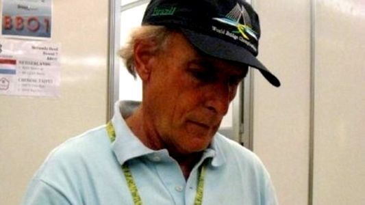 Conmoción por la muerte de un reconocido jugador de bridge a manos de una viuda negra