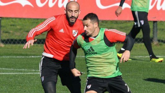 Preocupación en River: Rodrigo Mora se retiró del entrenamiento con una molestia