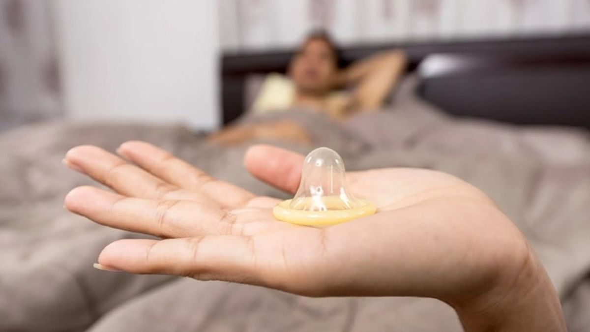 Condenaron a una mujer por hacerle agujeros a los preservativos 