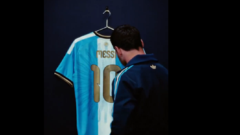Lionel Messi mostró la camiseta con la que se retirará de la selección argentina