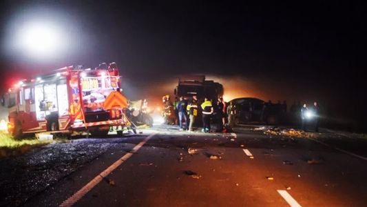 Tragedia en la ruta 3: una familia de dos adultos y dos niñas murió en un impactante choque frontal