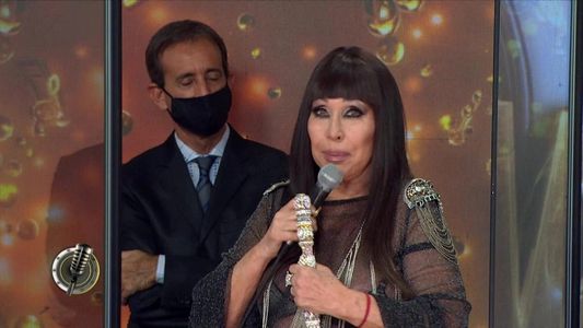 Moria Casán y el blooper al aire con su vestido: Se me engancha todo