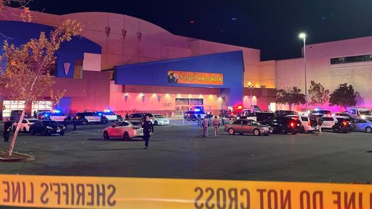 Un tiroteo desató el pánico en un shopping en Halloween: un muerto y 6 heridos
