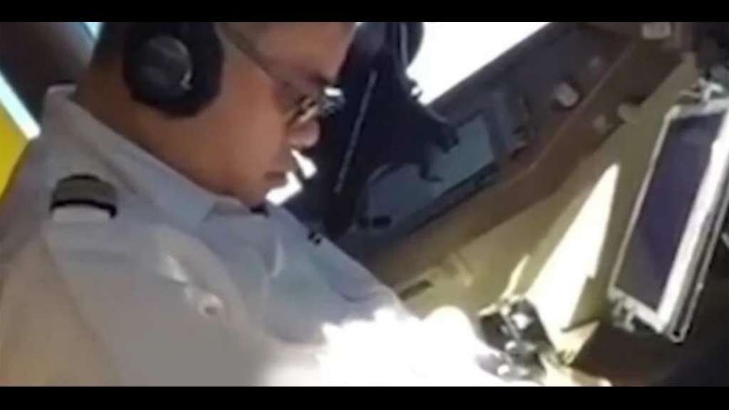 El video del piloto de un Boeing 747 durmiendo en pleno vuelo