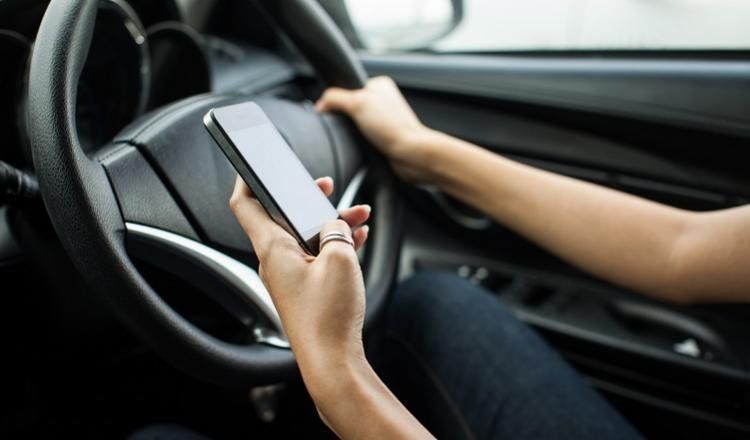 Australia instaló un sistema de inteligencia artificial que detecta si usas el celular al volante