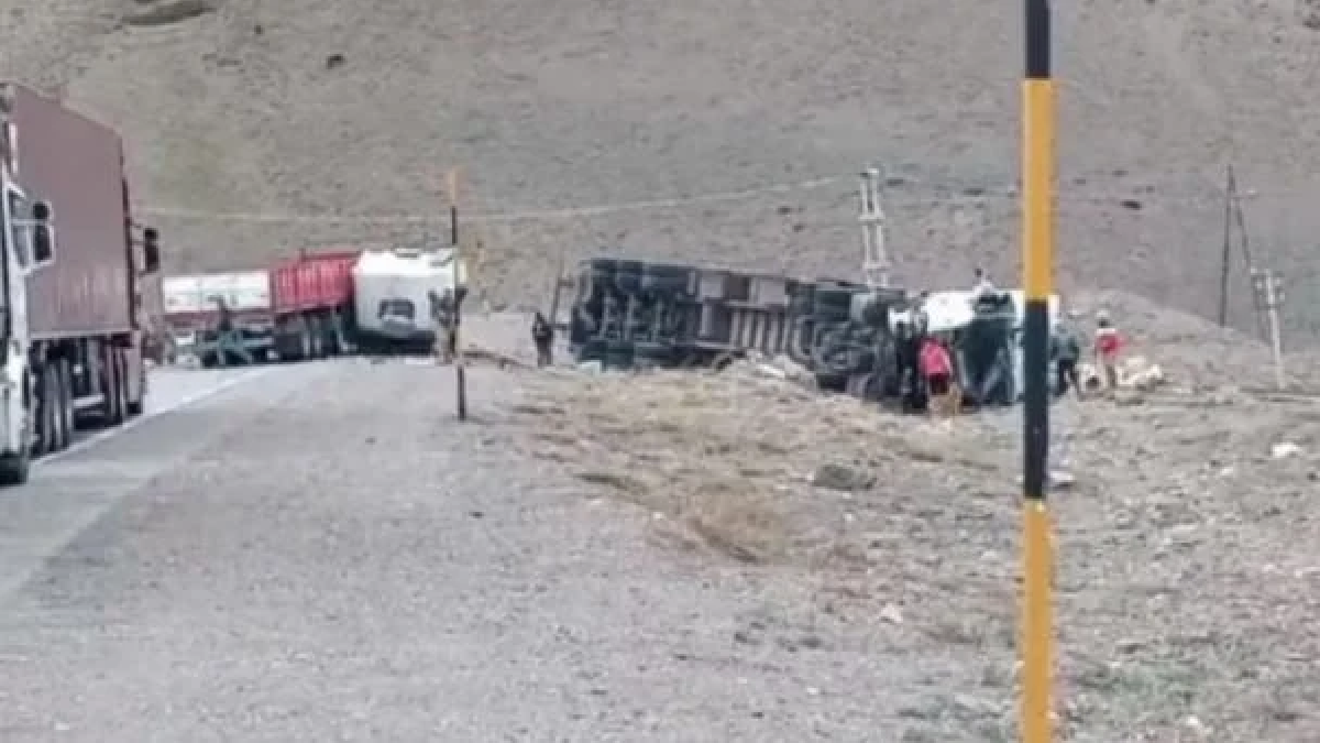 Un muerto tras un choque frontal entre camiones en la ruta 7 en Mendoza. (Foto: captura)