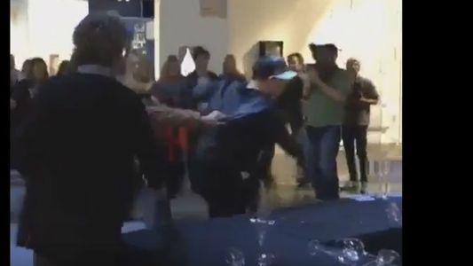 Se conocen las escandalosas imágenes de la reacción de Leo García en una muestra de arte
