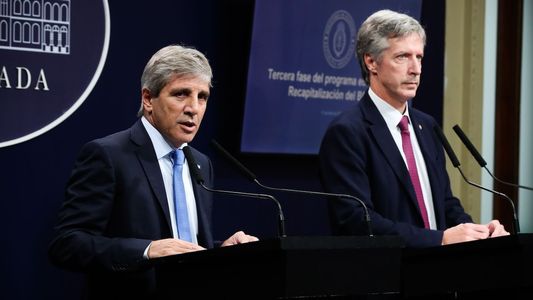 El Gobierno anunció que el lunes levantará el cepo y el dólar flotará entre $1000 y $1400