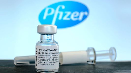 Pfizer comienza su estudio para fabricar la vacuna contra la variante Ómicron